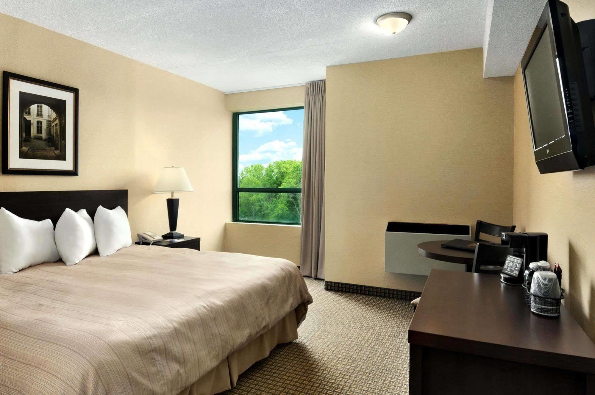 Days Inn By Wyndham Niagara Falls Lundys Lane Exterior photo